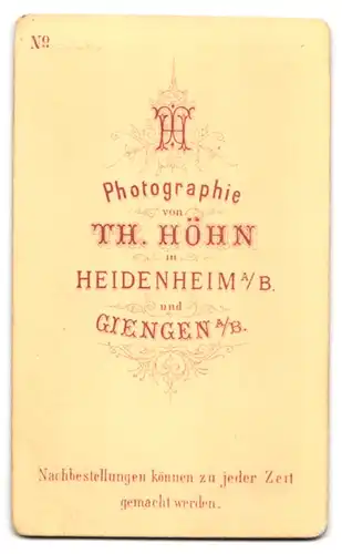 Fotografie Th. Höhn, Heidenheim, Frau mit Kette und hochgesteckten Haaren
