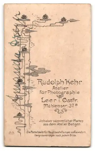 Fotografie Rudolph Kehr, Leer, Mühlenstrasse 37a, Dame mit schwarzem Kleid lehnt an Stuhl