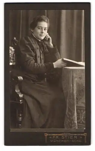 Fotografie Fr. Stier, München-Schwabing, Kaiser-Strasse 28, Sitzende Frau mit Buch in der Hand