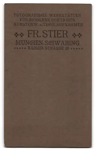 Fotografie Fr. Stier, München-Schwabing, Kaiser-Strasse 28, Sitzende Frau mit Buch in der Hand