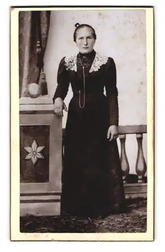 Fotografie Albert Steiger, Indersdorf, Dame mit Ohrringen im schwarzem Kleid