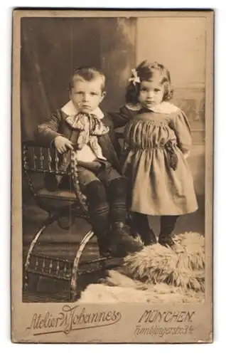 Fotografie W. Johannes, München, Tumblingerstrasse 34, Knabe sitzt neben seiner Schwester