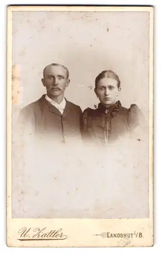 Fotografie U. Zattler, Landshut, Mann mit Schnurrbart neben seiner Ehefrau