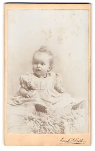 Fotografie Emil Schröter, Berlin, Potsdamerstrasse 116, Kleinkind im Kleid auf Tierfell
