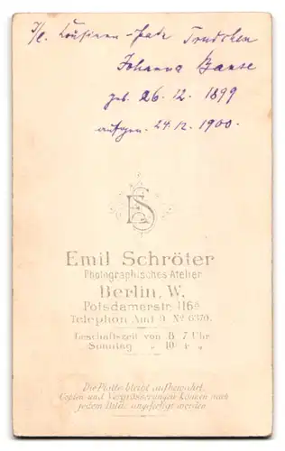 Fotografie Emil Schröter, Berlin, Potsdamerstrasse 116, Kleinkind im Kleid auf Tierfell