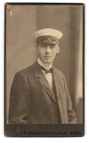 Fotografie Mohaupt, Emden, Grosse Brückstrasse 74, Junger Herr mit Hut und Fliege