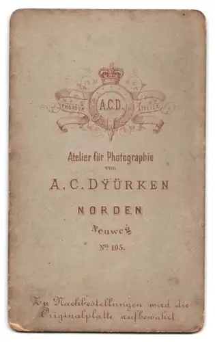 Fotografie A. C. Dyürken, Norden, Neuweg 105, Beleibte Frau steht neben Stuhl