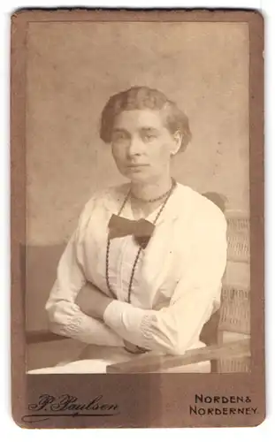 Fotografie P. Paulsen, Norden, Sitzende Dame mit gewellten Haaren