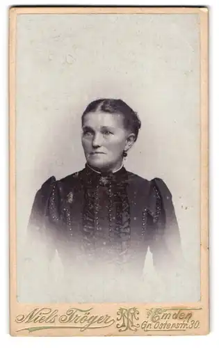 Fotografie Niels Tröger, Emden, Gr. Osterstrasse 30, Frau mit Ohrring im schwarzen Kleid