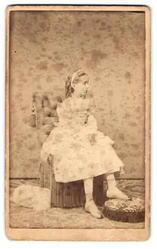 Fotografie Adolph Zeisig, Perleberg, Sitzendes Mädchen mit gelockten Haaren