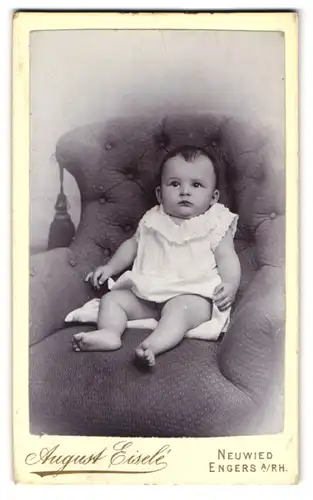 Fotografie August Eisele, Neuwied, Rhein-Strasse 45, Baby in Weiss sitzt im Sessel