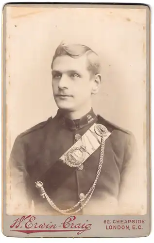 Fotografie H. Erwin-Craig, London, Cheapside 62, Portrait junger Fahnenträger in Uniform mit Fahnentragegurt