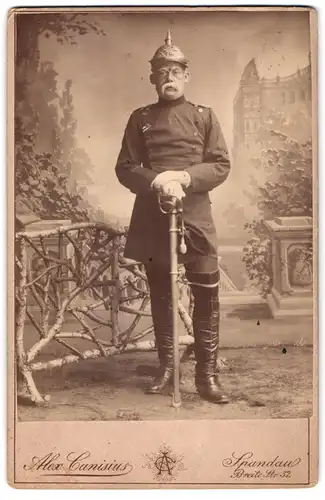 Fotografie Alex Canisius, Berlin-Spandau, Breite Str. 32, Portrait Schauspieler als Bismarck in Uniform mit Pickelhaube