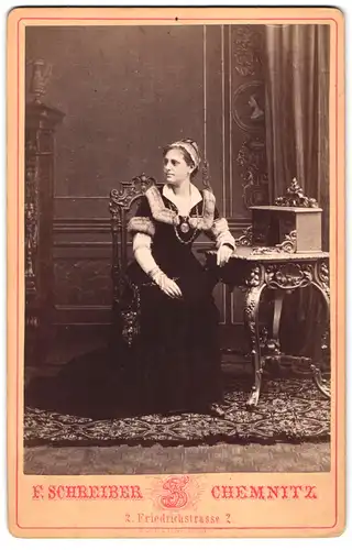 Fotografie F. Schreiber, Chemnitz, Friedrichstr. 2, Portrait Schauspielerin Stella Hohenfels im Kostüm am Sekretär