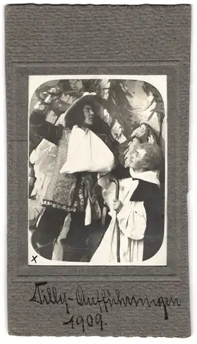 Fotografie unbekannter Fotograf und Ort, Portrait Schauspieler in Kostümen bei einer Tilly-Aufführung 1909