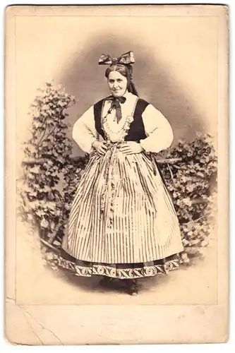 Fotografie Th. Schütz, Bremen, Lindenstr. 22, Portrait Bremerin im Trachtenkleid mit Schleife und Kette, Trockenstempel
