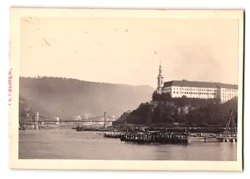 Fotografie unbekannter Fotograf, Ansicht Tetschen / Decin, Blick auf Schloss und Kettenbrücke über den Polzen, 1880