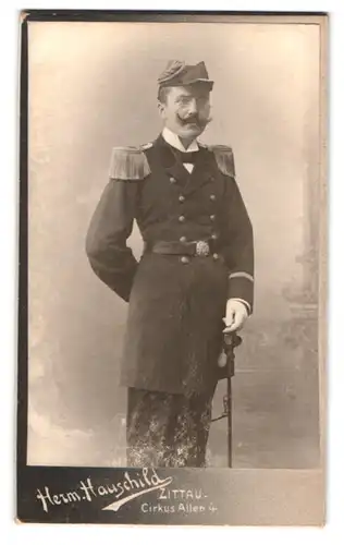 Fotografie Herm. Hauschild, Zittau, Cirkus Allee 4, Stabsarzt Schwaye der Kaiserlichen Marine mit Zweispitz in Uniform
