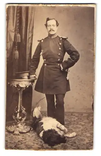 Fotografie unbekannter Fotograf und Ort, Portrait Soldat in Uniform mit Diensthund, Epauletten und Bajonett im Atelier