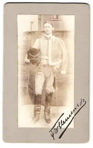 Fotografie H. Hies, Wiesbaden, Taunus-Str. 47, Portrait Husar in Uniform mit Kolpak und Säbel