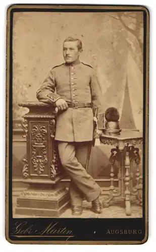 Fotografie Gebr. Martin, Augsburg, Bahnhofstr., Portrait Soldat in Uniform I.R. mit Raupenhelm