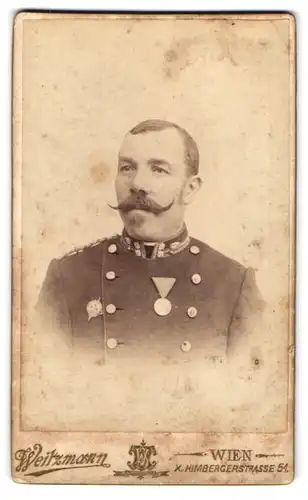 Fotografie J. Weitzmann, Wien, Himbergerstr. 51, Portrait Soldat der Feldgendamerie in Uniform mit Orden an der Brust