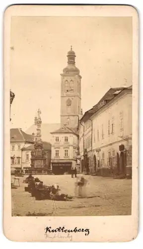 Fotografie unbekannter Fotograf, Ansicht Kuttenberg / Kutna Hora, Blick auf die St.-Jakobs-Kirche mit Strassenhändlern