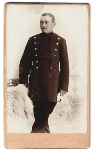 Fotografie unbekannter Fotograf und Ort, Portrait Postbeamter in Uniform mit Schirmmütze