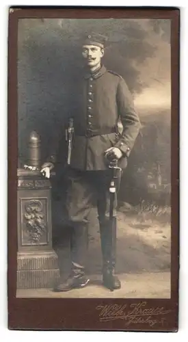 Fotografie Wilh. Krause, Jüterbog, Kaiser-Wilhelm-Str. 13, Soldat in Feldgrau Uniform mit Tasche Mauser C 96, Broohandle