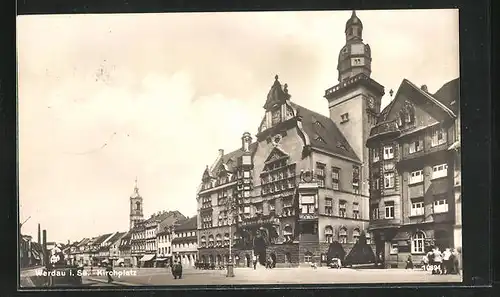 AK Werdau i. Sa., Passanten auf dem Kirchplatz