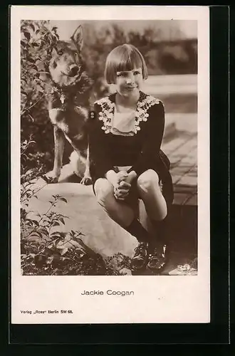 AK Schauspieler Jackie Coogan mit Schäferhund auf Terrasse