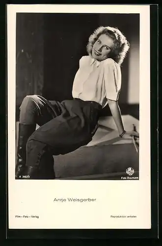 AK Schauspielerin Antje Weisgerber in Reiterkluft mit Gerte posierend