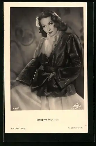 AK Schauspielerin Brigitte Horney verkörpert im Mantel die Entschlossenheit im Blick