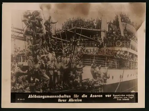 Fotografie 2.WK, Ablösungsmannschaften vor der Abfahrt auf die Azoren auf einem Truppentransporter