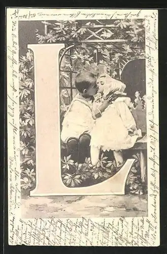 AK Junge im Matrosenanzug küsst Mädchen am Buchstaben L