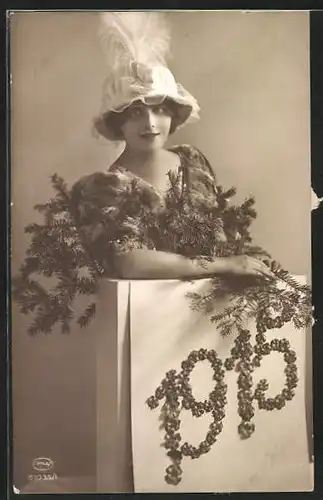 AK Junge Frau mit Tannenzweigen, Jahreszahl 1915