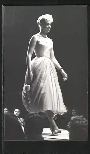 Foto-AK Junge Dame im Kleid bei einer Modenschau