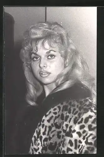 Foto-AK Junge Dame im Leopardenmantel bei einer Modenschau
