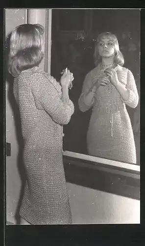 Foto-AK Junge Dame im Strickkleid vor dem Spiegel bei einer Modenschau