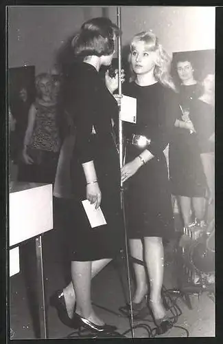 Foto-AK Junge Damen bei einer Modenschau