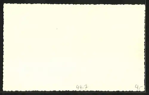 Foto-AK Mädchen bei Tisch mit Puppe