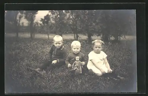 Foto-AK Kinder auf Wiese mit Puppe