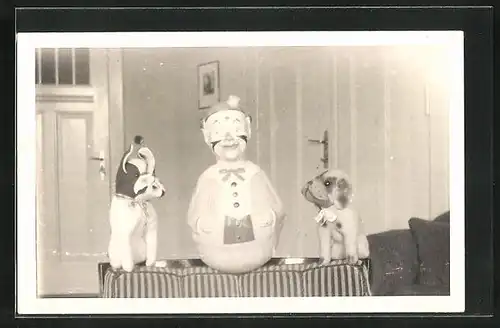 AK Puppe mit Stofftieren