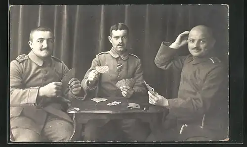 Foto-AK Soldaten beim Kartenspiel