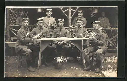 Foto-AK Soldaten beim Kartenspiel vor Unterstand