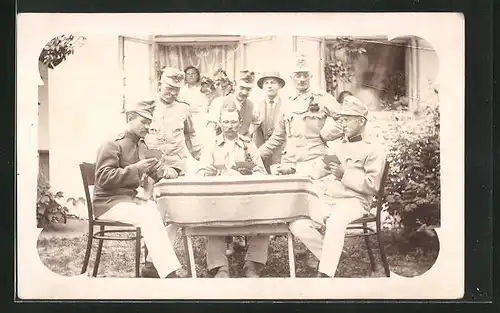 Foto-AK Soldaten beim Kartenspiel vor Wohnhaus