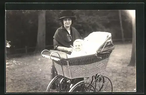 Foto-AK Grinsendes Kleinkind im Kinderwagen