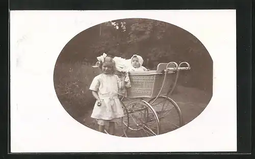 Foto-AK Schwester mit Geschwisterchen im Kinderwagen