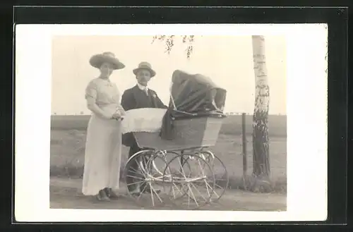 Foto-AK Stolze Eltern mit Kinderwagen