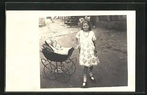 Foto-AK Mädchen mit Puppe im Kinderwagen